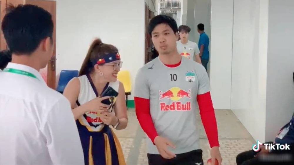 Công Phượng chỉ mỉm cười và từ chối. (Ảnh: Chụp màn hình)