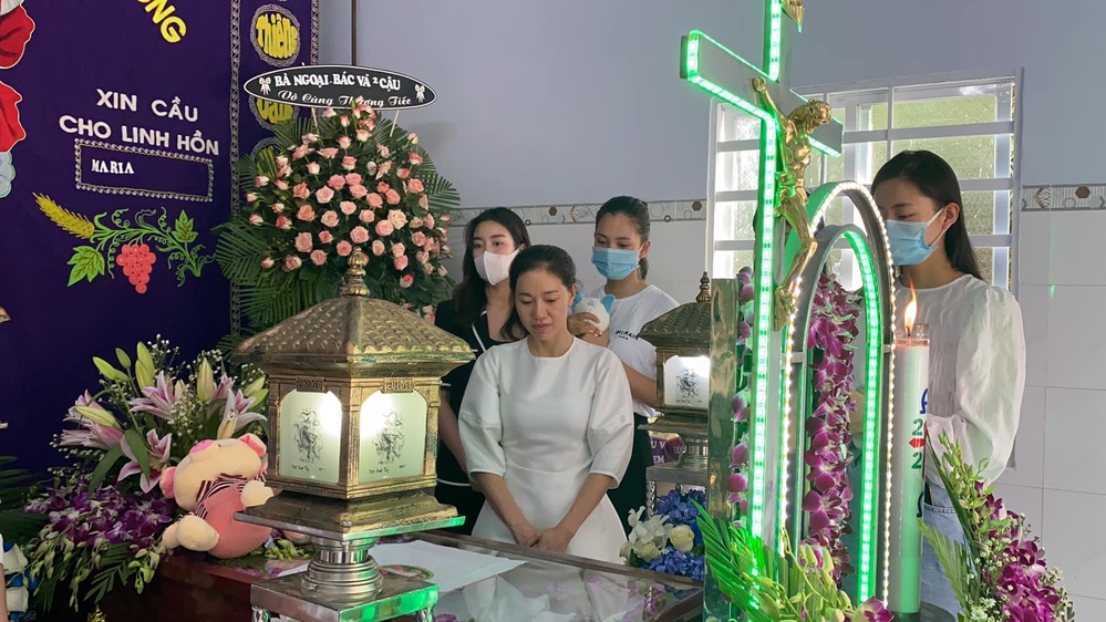 Hoa hậu Tiểu Vy, Đỗ Mỹ Linh xuống tận nhà viếng bé 5 tuổi xấu số ở Vũng Tàu - ảnh 2