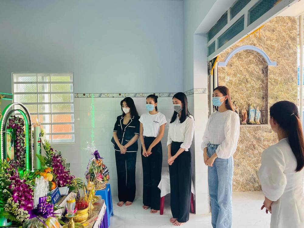 Các nàng hậu xúc động khi đến viếng bé 5 tuổi bị sát hại
