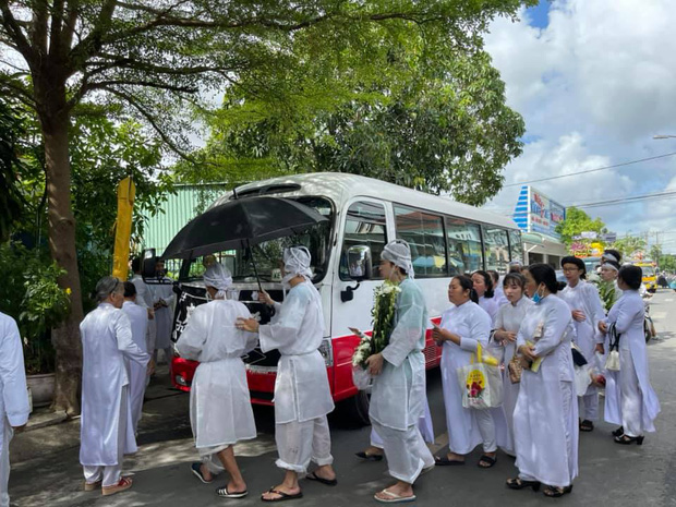 Những hình ảnh hiếm hoi trong tang lễ của mẹ Chi Dân khiến nhiều người không khỏi xót xa Những hình ảnh hiếm hoi trong tang lễ của mẹ Chi Dân khiến nhiều người không khỏi xót xa