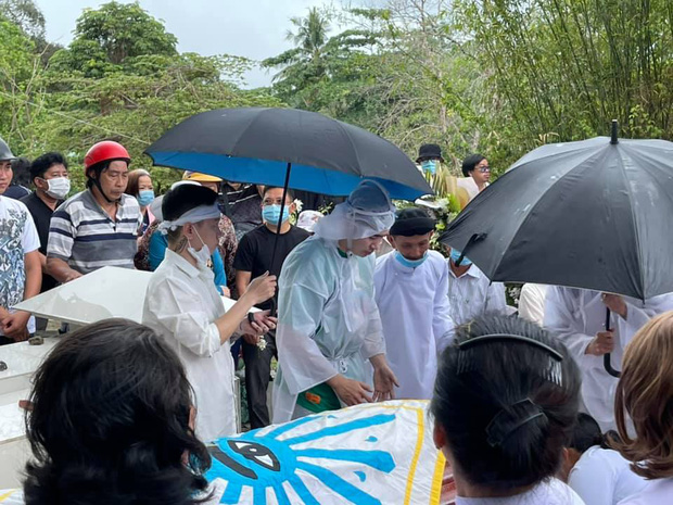 Chi Dân tiều tụy ôm chặt di ảnh, đau lòng tiễn biệt mẹ ruột về nơi an nghỉ - Ảnh 1 Chi Dân tiều tụy ôm chặt di ảnh, đau lòng tiễn biệt mẹ ruột về nơi an nghỉ - Ảnh 1