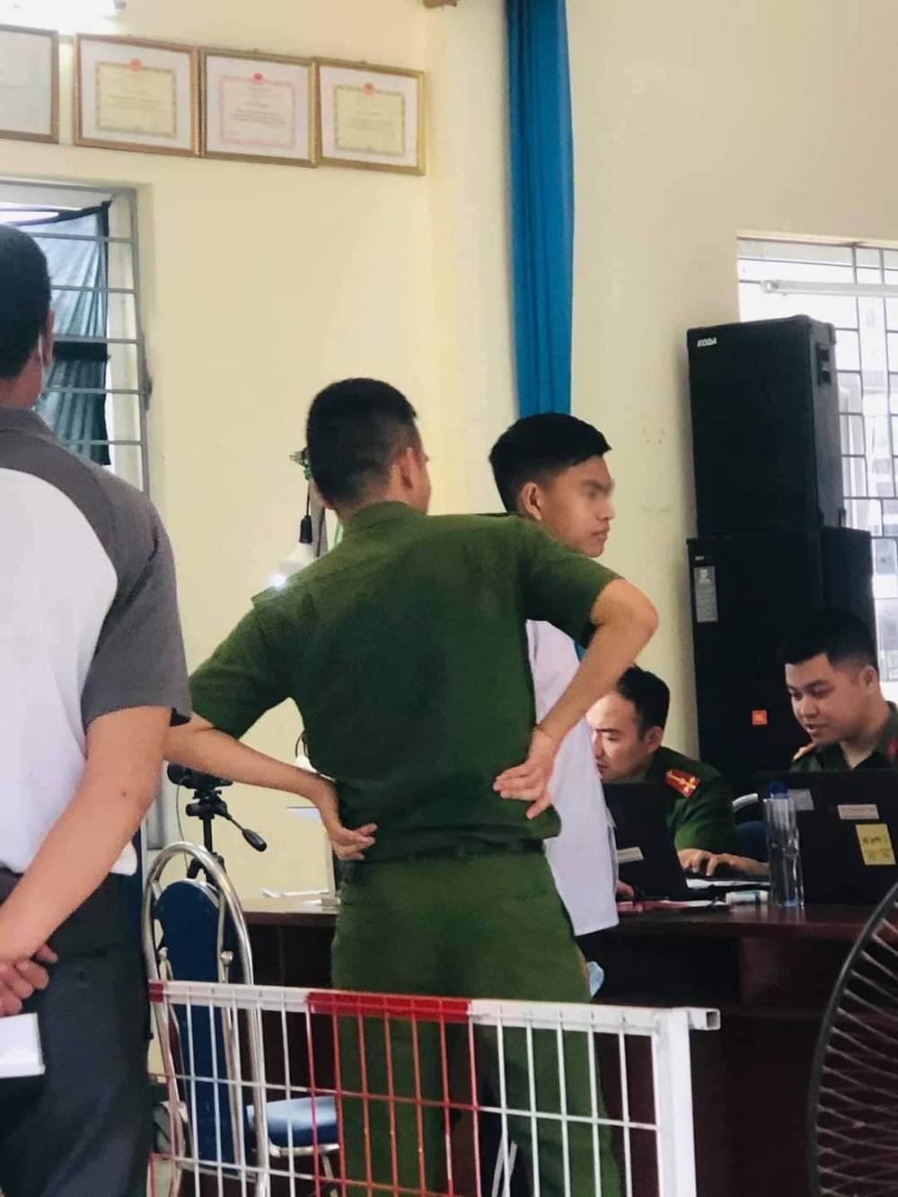 Hình ảnh anh cán bộ tìm đặc điểm nhận dạng trong bất lực. (Ảnh: S.G.T)