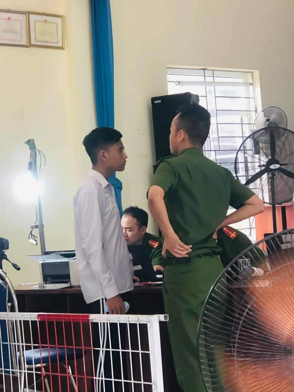 Làm CCCD, chàng trai khiến cán bộ bất lực khi tìm nốt ruồi, sẹo ghi đặc điểm nhận dạng - Ảnh 2