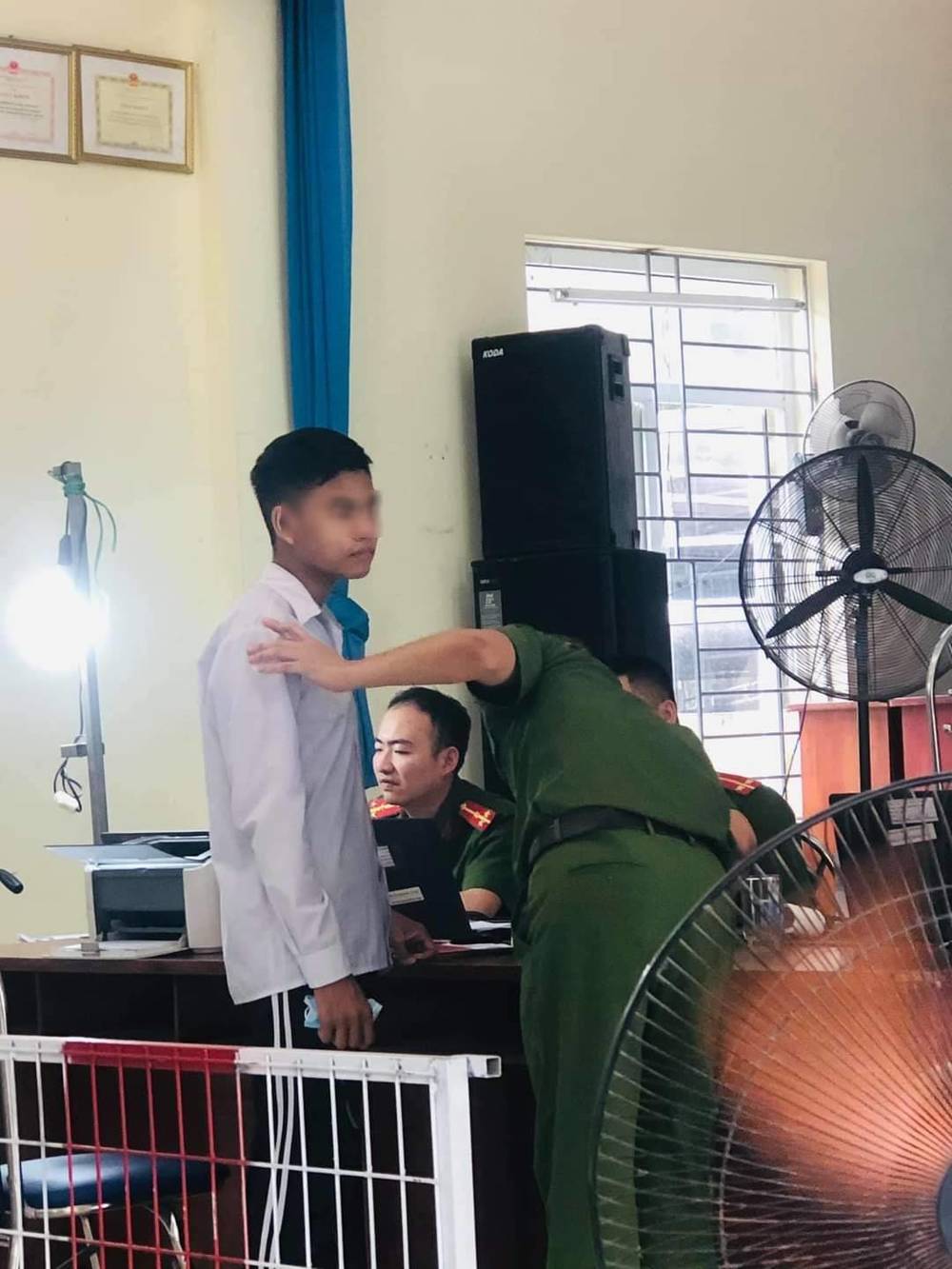 Làm CCCD, chàng trai khiến cán bộ bất lực khi tìm nốt ruồi, sẹo ghi đặc điểm nhận dạng - Ảnh 1