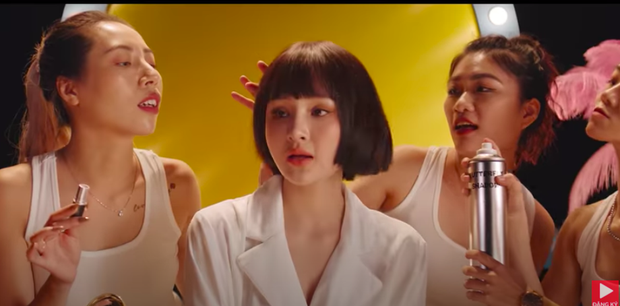 Nhan sắc Hiền Hồ trong MV mới: Khuôn mặt sưng phồng, biểu cảm đơ cứng như tượng sáp - Ảnh 1 Nhan sắc Hiền Hồ trong MV mới: Khuôn mặt sưng phồng, biểu cảm đơ cứng như tượng sáp - Ảnh 1