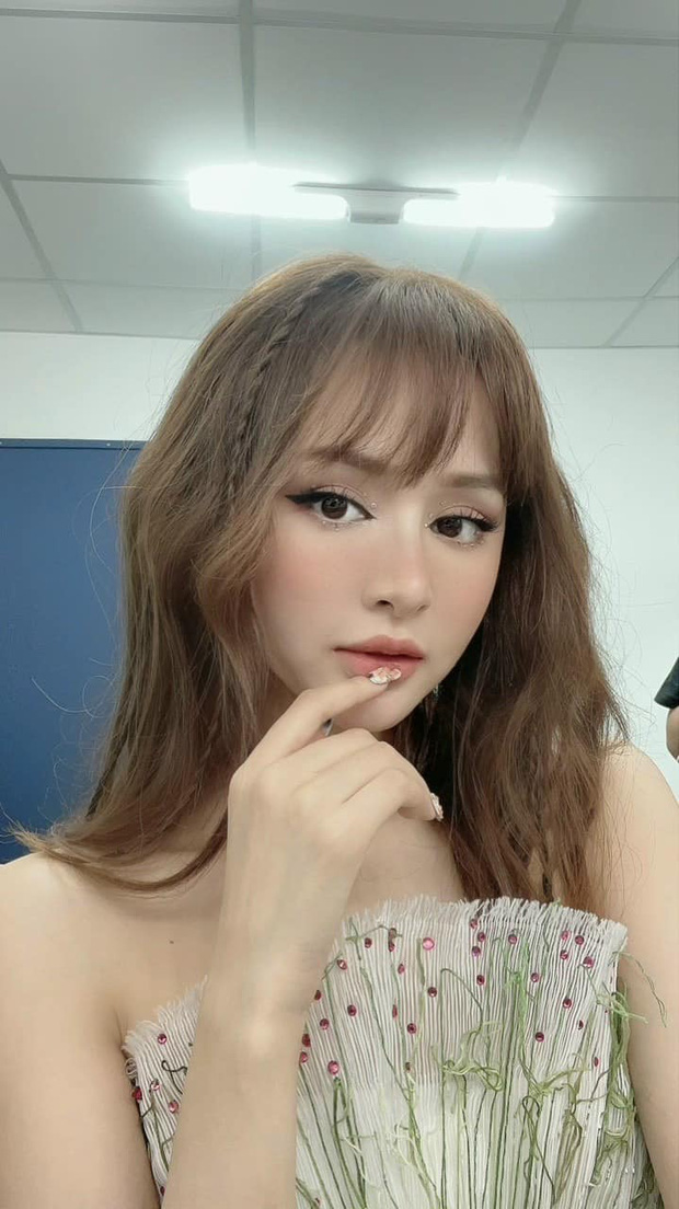 Nhan sắc Hiền Hồ trong MV mới: Khuôn mặt sưng phồng, biểu cảm đơ cứng như tượng sáp - Ảnh 2 Nhan sắc Hiền Hồ trong MV mới: Khuôn mặt sưng phồng, biểu cảm đơ cứng như tượng sáp - Ảnh 2