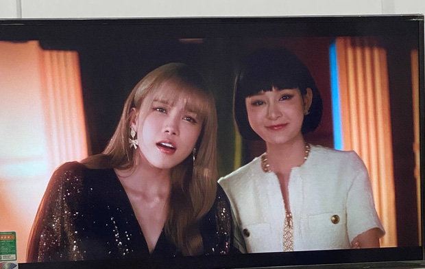 Khuôn mặt sưng phồng, đơ cứng như tượng sáp của Hiền Hồ