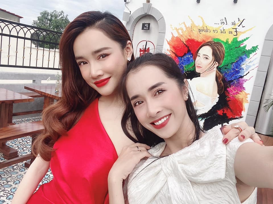 Chị em Nhã Phương