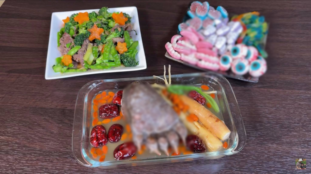 Cô còn quay cận cảnh chiếc chân gấu. (Ảnh: Chụp màn hình)