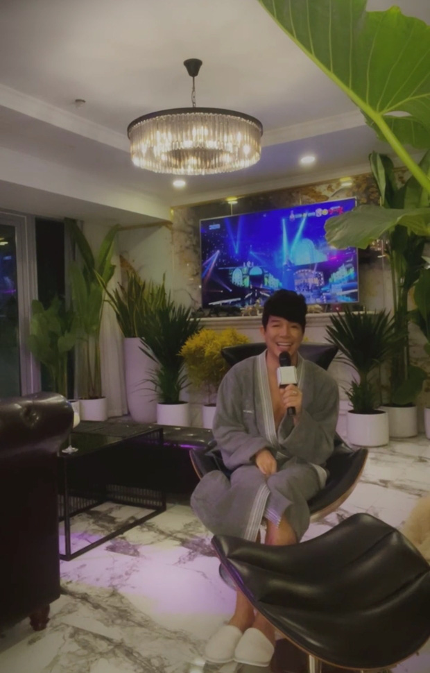Trong khi đó, vào những ngày cuối tuần, Nathan Lee liên tục livestream để khoe nhà, bóc phốt ai đó