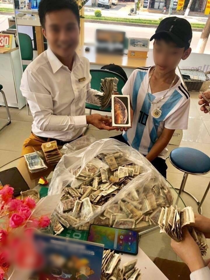 Trước đó cũng từng có một cậu bé để dành tiền lẻ để mua được điện thoại xịn. (Ảnh: K.O.)
