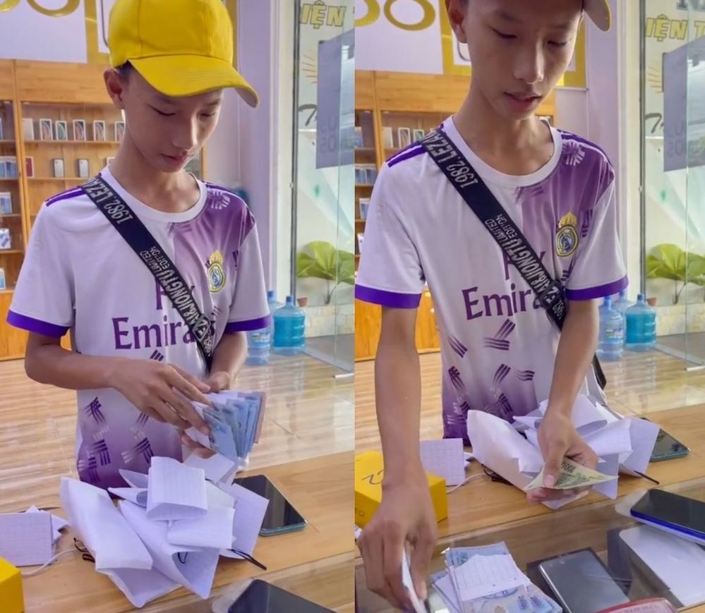 Cậu cẩn thận đếm lại tiền rồi đưa cho chủ cửa hàng. (Ảnh: Cắt từ clip)