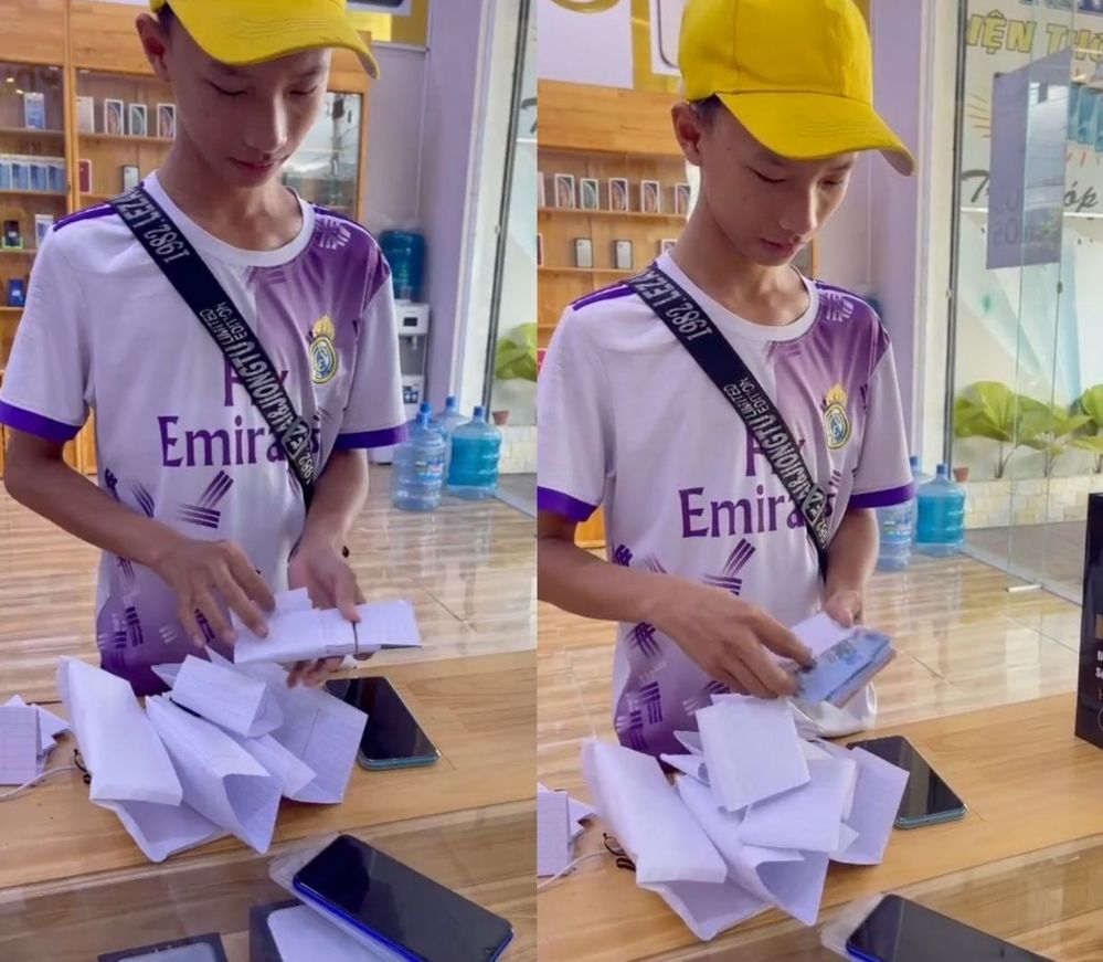 Cậu bé để dành tiền để mua được chiếc điện thoại như mong muốn. (Ảnh: Cắt từ clip)