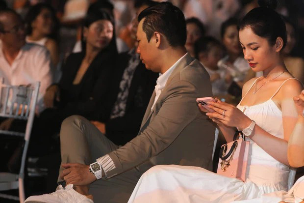 Đức Huy bị phát hiện hẹn hò cùng Cẩm Đan ở show thời trang Đức Huy bị phát hiện hẹn hò cùng Cẩm Đan ở show thời trang