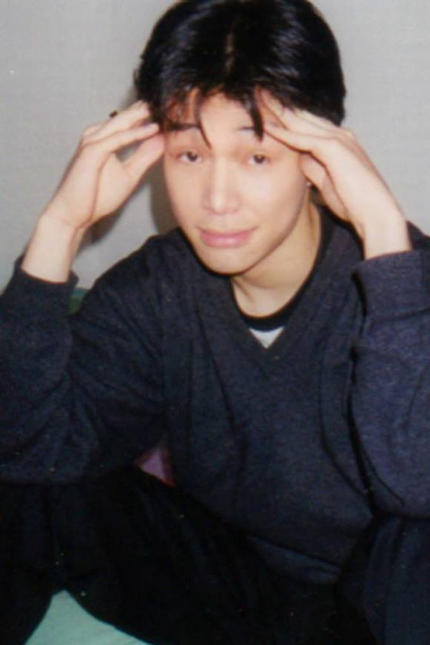 Nam ca sĩ có nước da trắng, mũi cao