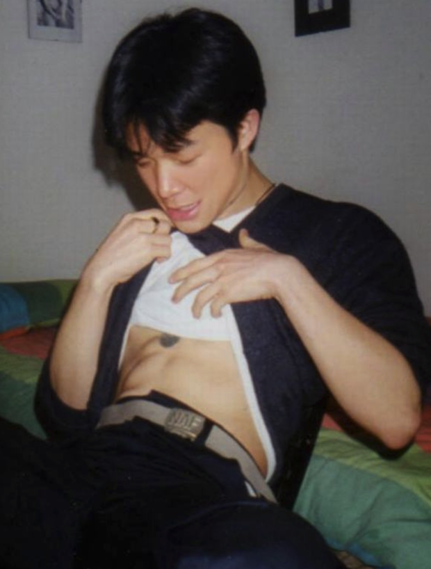 Nam ca sĩ còn khoe thân hình 6 múi cuồn cuộn khiến ai cũng xuýt xoa