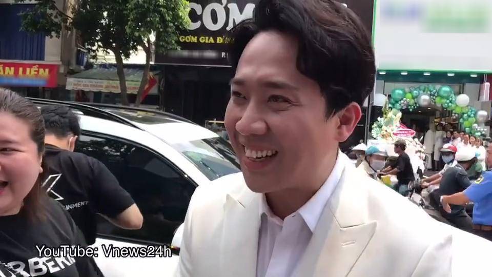 Trấn Thành tươi cười khi cảm ơn fan. (Ảnh: chụp màn hình)