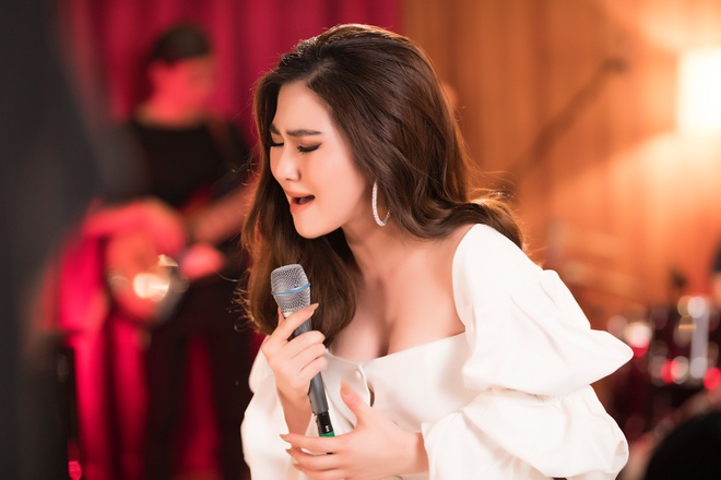 Hương Tràm cảm ơn Nathan Lee vì đã giúp đỡ cô Hương Tràm cảm ơn Nathan Lee vì đã giúp đỡ cô