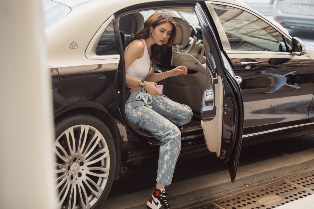 'Nữ hoàng nội y' bị tố đi xe thuê. (Ảnh: FBNV)