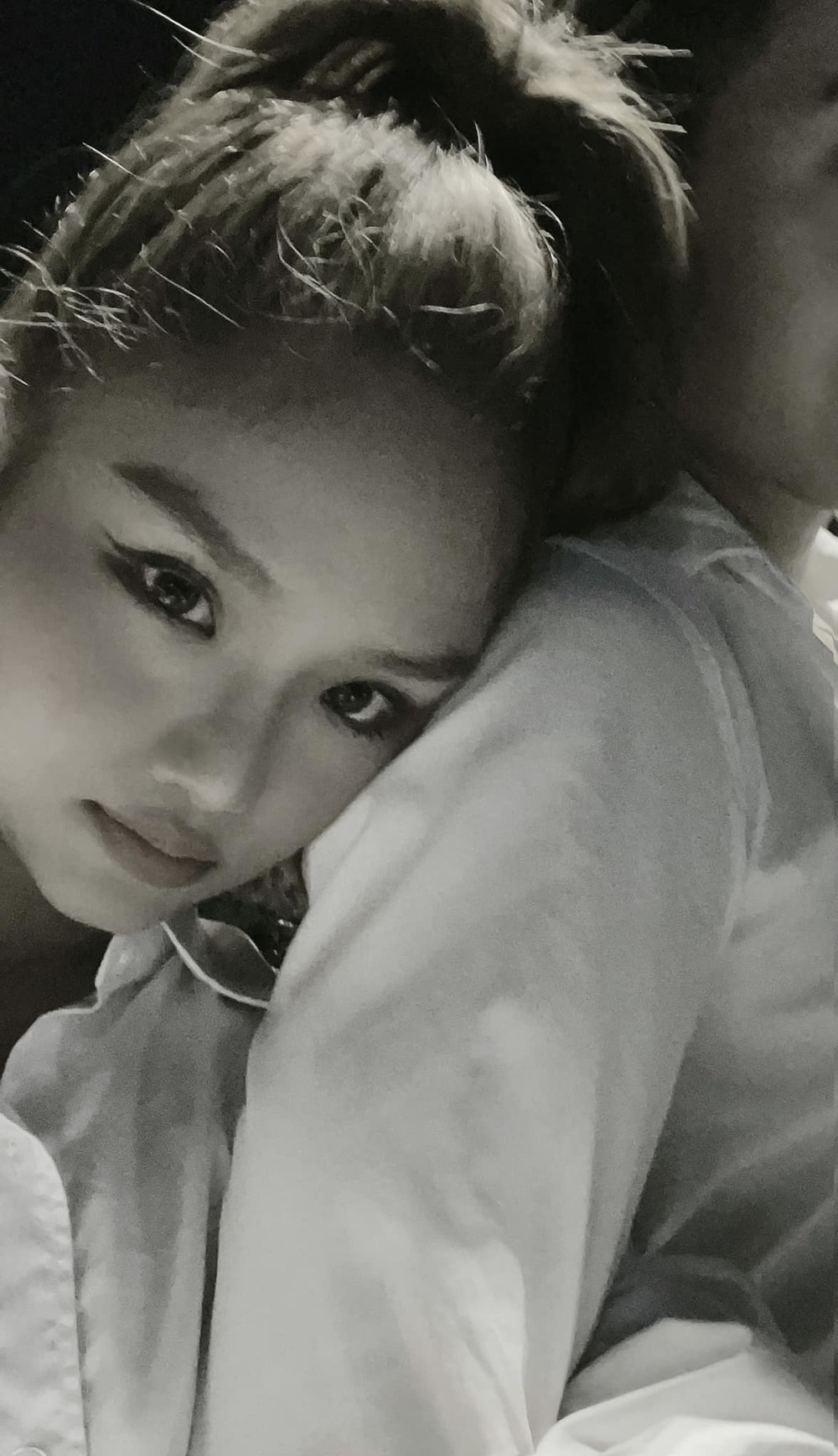 Miu Lê khiến dân mạng rần rần khi đăng ảnh tựa vai nhân vật giấu mặt. (Ảnh: FBNV)