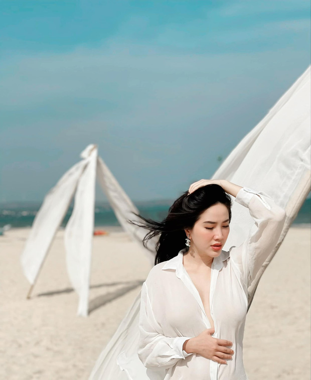Khoe dáng quyến rũ khi đi du lịch, Bảo Thy lộ vòng 2 lùm lùm, nghi vấn mang thai con đầu lòng - Ảnh 2 Khoe dáng quyến rũ khi đi du lịch, Bảo Thy lộ vòng 2 lùm lùm, nghi vấn mang thai con đầu lòng - Ảnh 2
