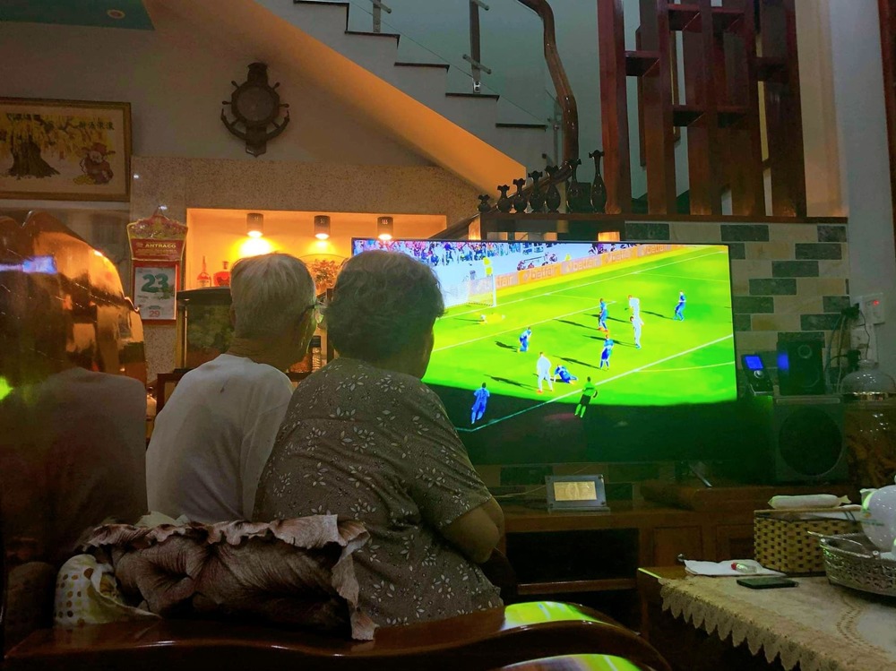 Những khoảnh khắc tình bể bình của cặp vợ chồng U90. (Ảnh: N.T.)