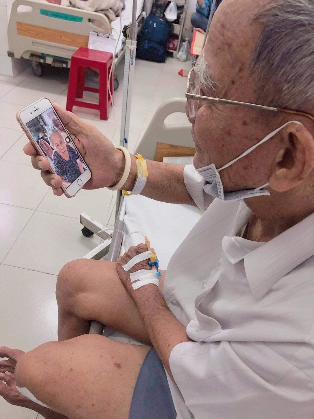 Ông gọi điện vì nhớ bà khi đang phải điều trị ở bệnh viện. (Ảnh: N.T.)