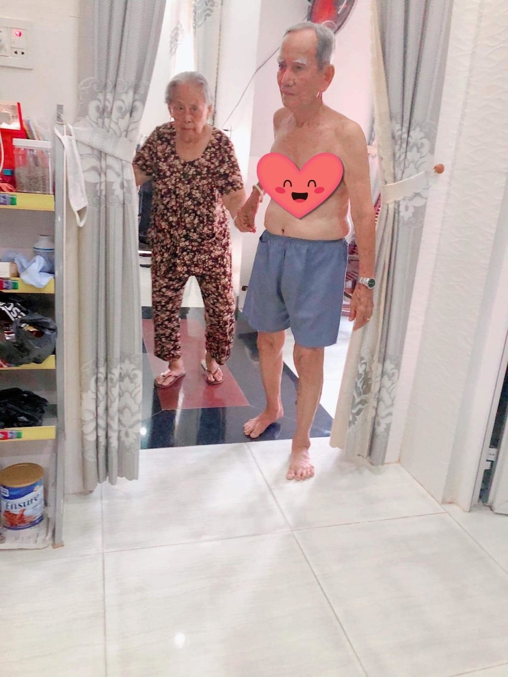 Ông luôn kề cận chăm sóc bà