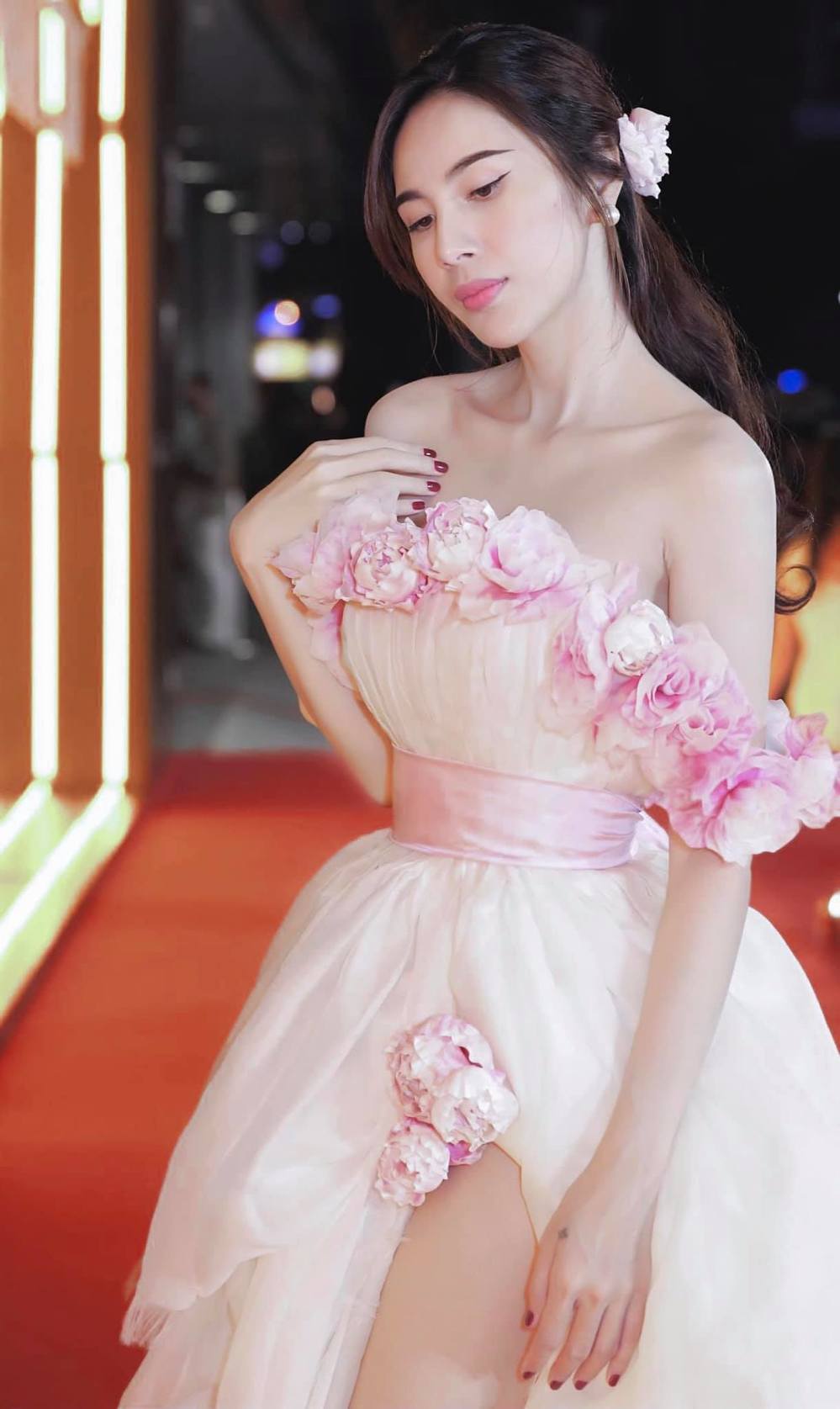 Thủy Tiên bị tố ăn chặn tiền từ thiện (Ảnh: FBNV)