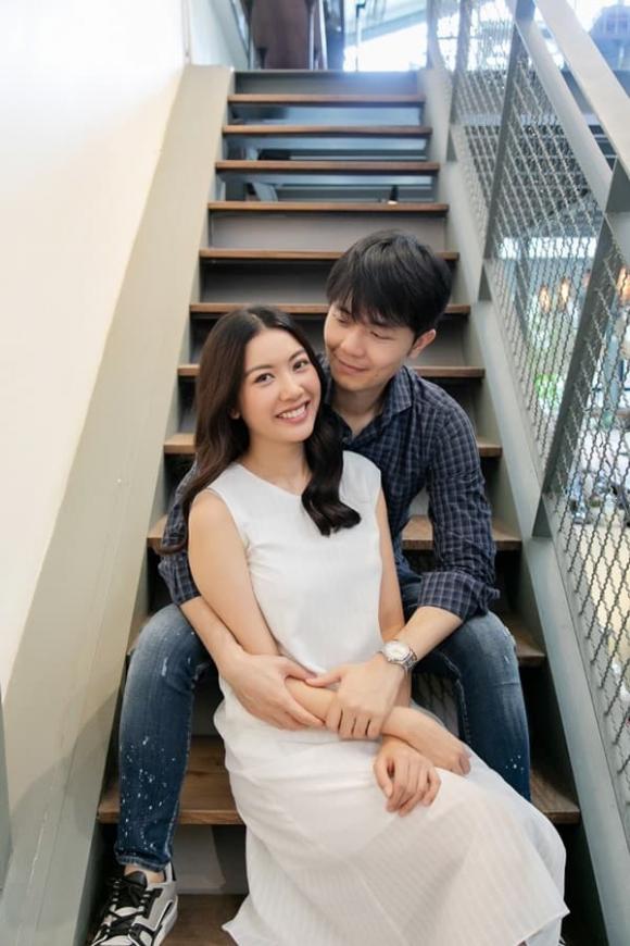 Á hậu Thúy Vân khoe ảnh tình cảm bên chồng, bàn tay 'hư' của ông xã đại gia gây chú ý - Ảnh 1 Á hậu Thúy Vân khoe ảnh tình cảm bên chồng, bàn tay 'hư' của ông xã đại gia gây chú ý - Ảnh 1