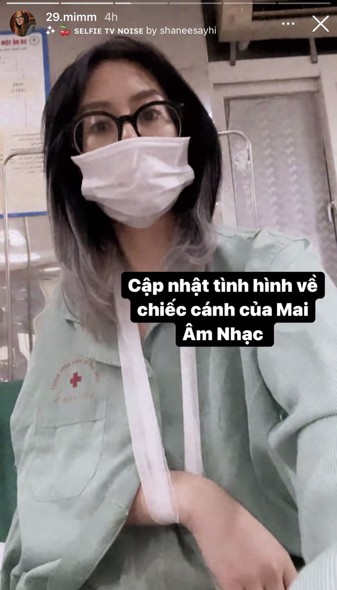 Bị gãy tay phải mổ đóng đinh, Mai Âm Nhạc vẫn không quên tấu hài - Ảnh 1 Bị gãy tay phải mổ đóng đinh, Mai Âm Nhạc vẫn không quên tấu hài - Ảnh 1