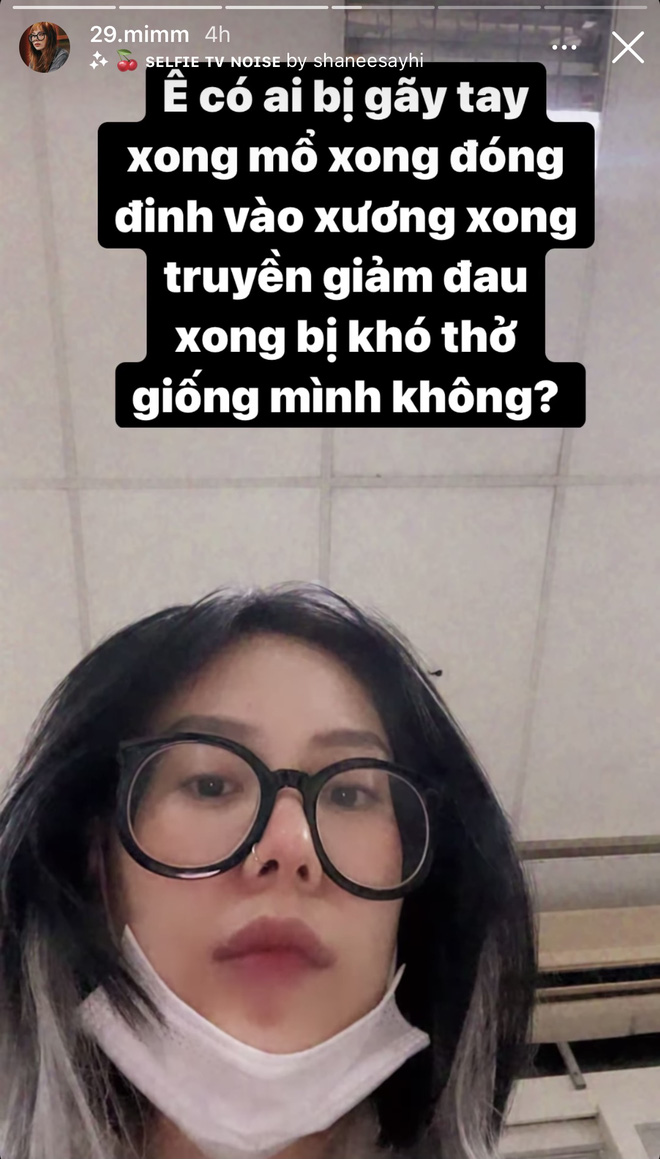 Bị gãy tay nhưng Mai Âm Nhạc vẫn không quên pha trò lầy lội Bị gãy tay nhưng Mai Âm Nhạc vẫn không quên pha trò lầy lội