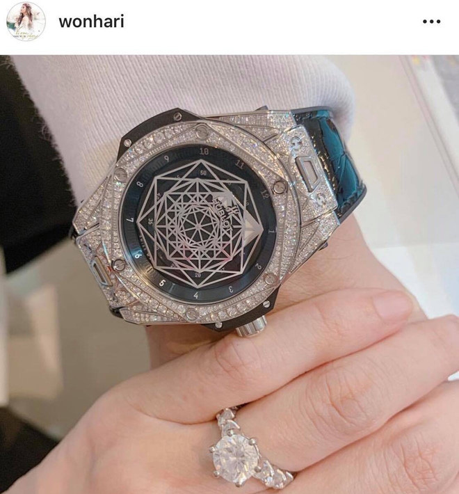 Nhân kỷ niệm 2 năm ngày cưới, Hari Won mạnh tay tặng Trấn Thành bản da đen của đồng hồ này với giá trị khoảng 534 triệu đồng. (Ảnh: Chụp màn hình) Nhân kỷ niệm 2 năm ngày cưới, Hari Won mạnh tay tặng Trấn Thành bản da đen của đồng hồ này với giá trị khoảng 534 triệu đồng. (Ảnh: Chụp màn hình)