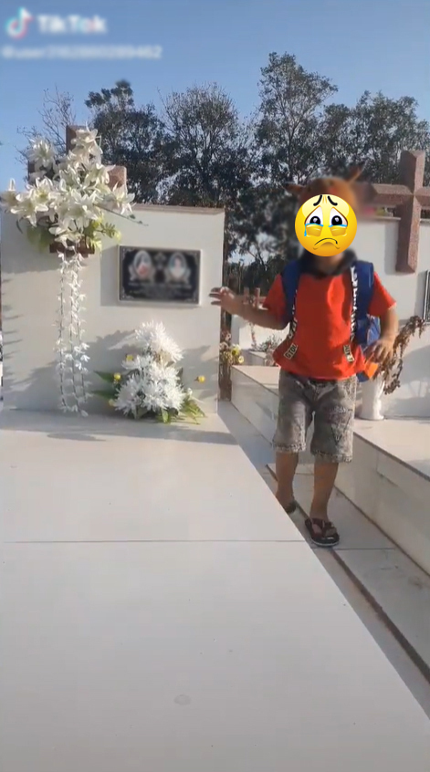Mỗi khi đi học về cậu bé được bố đưa ra thăm mộ mẹ. (Ảnh: Chụp màn hình) Mỗi khi đi học về cậu bé được bố đưa ra thăm mộ mẹ. (Ảnh: Chụp màn hình)