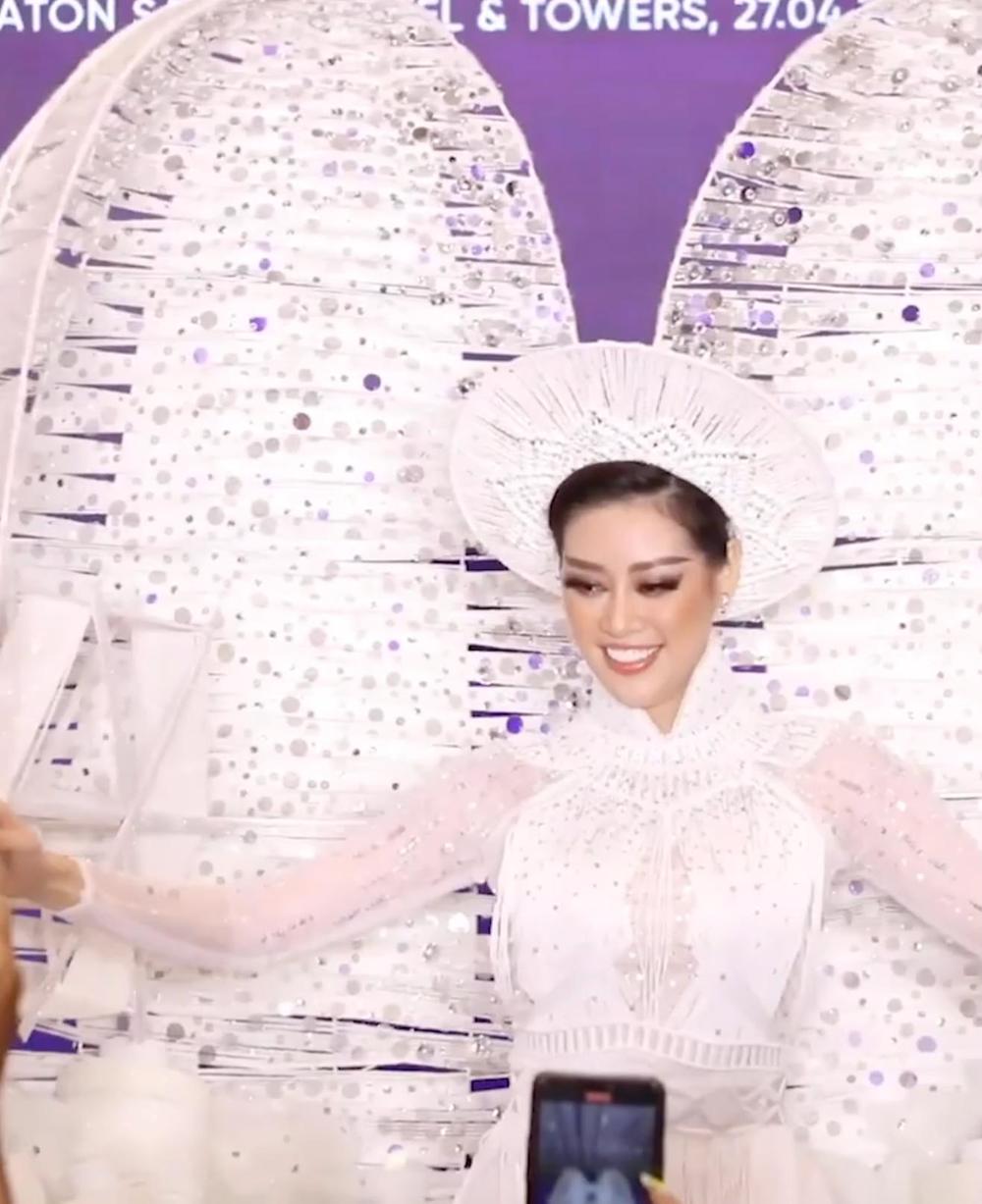 Khánh Vân trong trang phục Kén Em Khánh Vân trong trang phục Kén Em