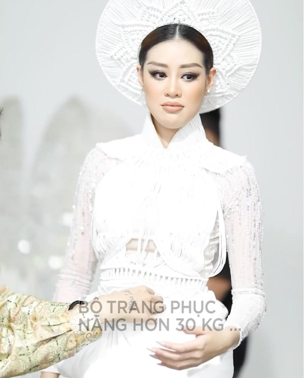 Khánh Vân lộ rõ khuôn mặt đau đớn vì bị pha lê cứa vào chân chảy máu Khánh Vân lộ rõ khuôn mặt đau đớn vì bị pha lê cứa vào chân chảy máu
