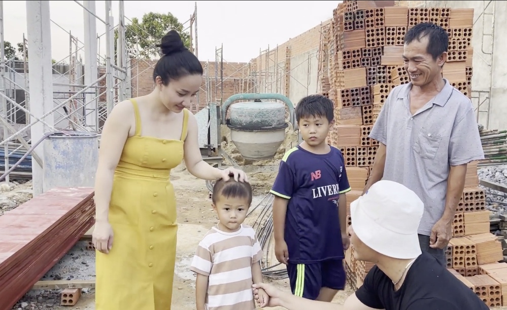 2 con nhỏ của anh cũng được lo cho đi học. (Ảnh: Chụp màn hình) 2 con nhỏ của anh cũng được lo cho đi học. (Ảnh: Chụp màn hình)