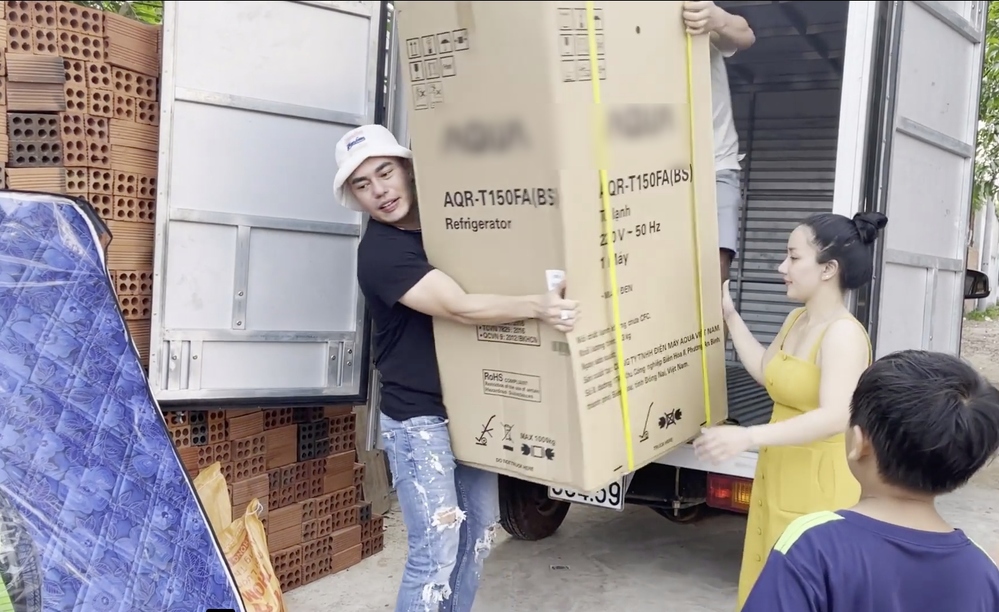 Mua tủ lạnh mới cho ca con anh Vũ. (Ảnh: Chụp màn hình) Mua tủ lạnh mới cho ca con anh Vũ. (Ảnh: Chụp màn hình)