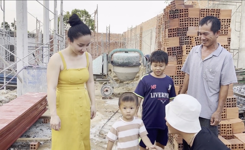 Lê Dương Bảo Lâm gây xúc động khi giúp đỡ anh thợ hồ bị vợ bỏ, nuôi 2 con bằng mì gói - Ảnh 1 Lê Dương Bảo Lâm gây xúc động khi giúp đỡ anh thợ hồ bị vợ bỏ, nuôi 2 con bằng mì gói - Ảnh 1