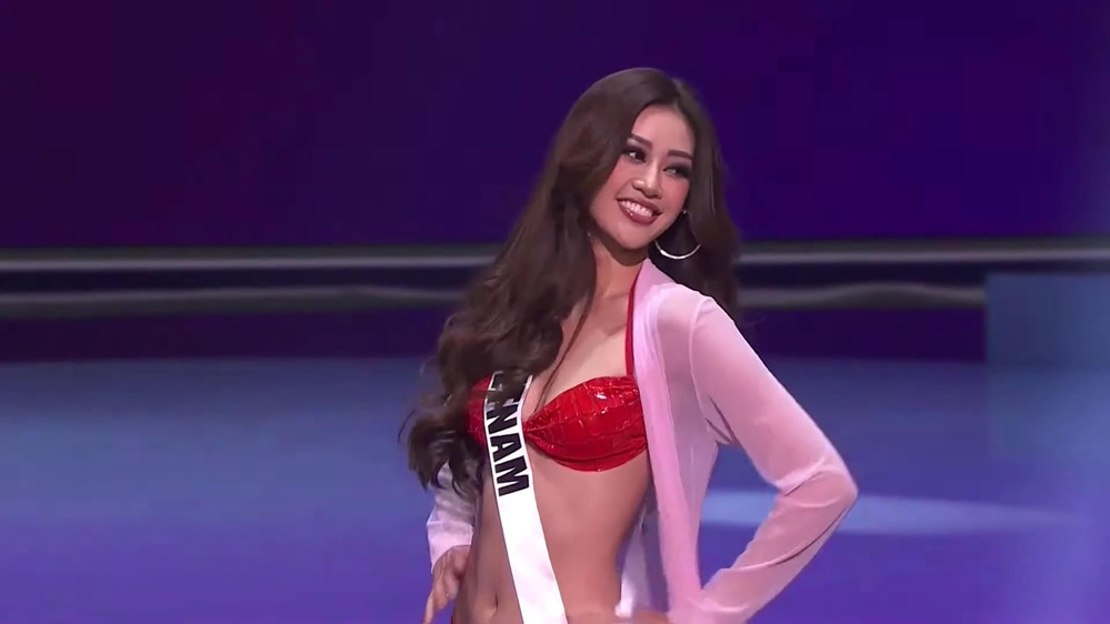 Khánh Vân catwalk khá an toàn để tránh sự cố trên sân khấu