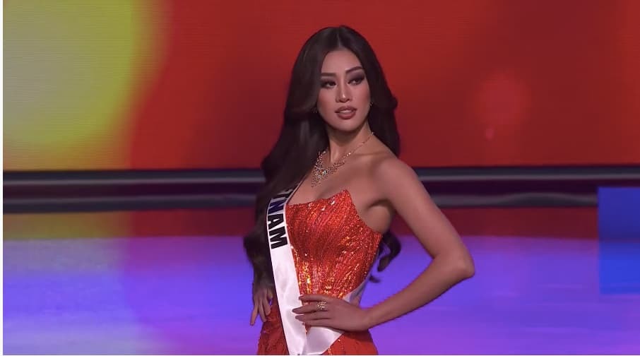 Khánh Vân catwalk cực đỉnh trong váy dạ hội, cú xoay 'xuất thần' khiến khán giả phát cuồng - Ảnh 1