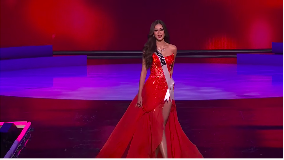 Khánh Vân sải bước cực tự tin và có những màn đánh hông xoay váy khiến toàn bộ khán giả trầm trồ