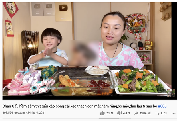 Quỳnh Trần bị chỉ trích khi làm clip ăn chân gấu. Ảnh màn hình Quỳnh Trần bị chỉ trích khi làm clip ăn chân gấu. Ảnh màn hình