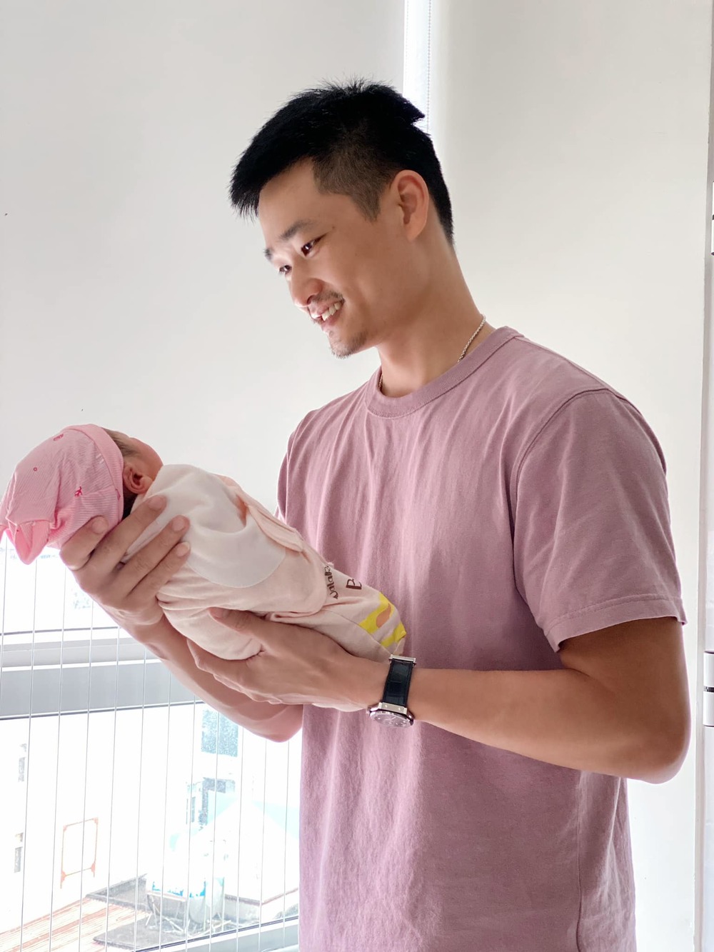 Bảo Thanh đã chia sẻ khoảnh khắc hạnh phúc của chồng bên công chúa nhỏ. (Ảnh: FBNV) Bảo Thanh đã chia sẻ khoảnh khắc hạnh phúc của chồng bên công chúa nhỏ. (Ảnh: FBNV)