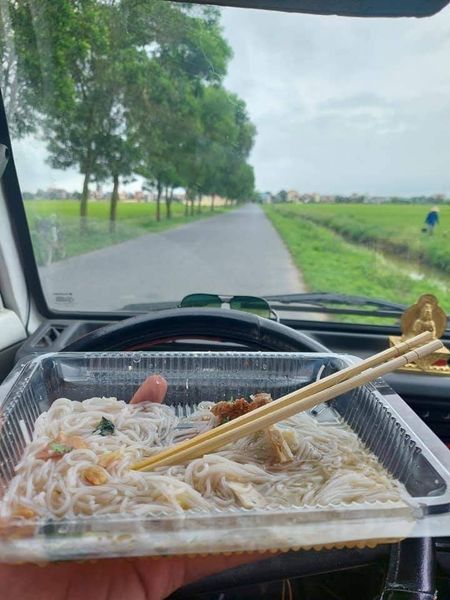 Anh quyết định đõ xe bên đường ăn bún để chờ chủ nhân túi thịt Anh quyết định đõ xe bên đường ăn bún để chờ chủ nhân túi thịt