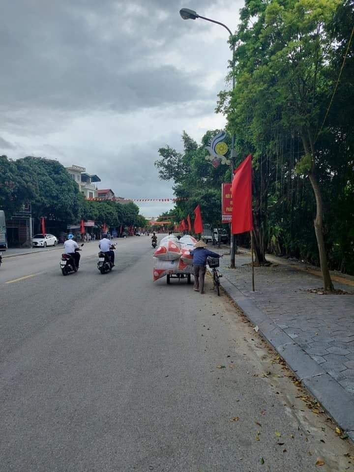 Anh quyết định tặng túi thịt cho 2 bác đẩy hàng Anh quyết định tặng túi thịt cho 2 bác đẩy hàng