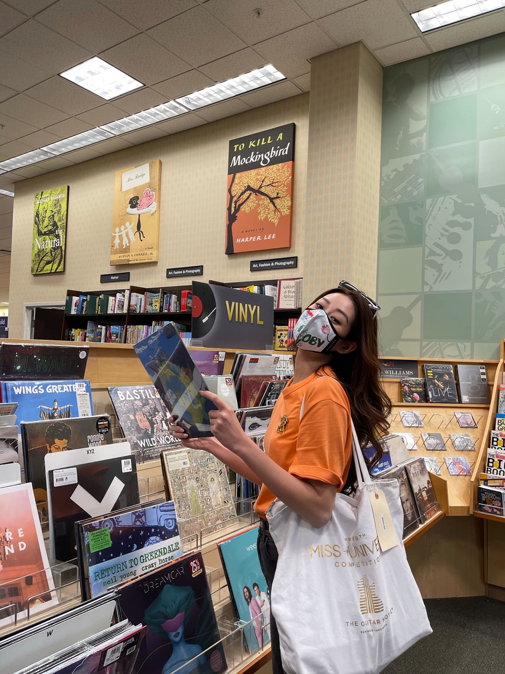 ...và mua đĩa nhạc mình yêu thích