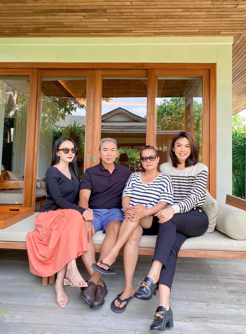 Đào Bá Lộc khoe ảnh gia đình cực nét do chính bạn trai phó nháy. (Ảnh: FBNV)