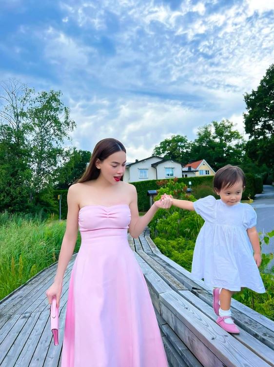 Khoe thần thái ngút ngàn ở trời Tây, loạt ảnh của Hồ Ngọc Hà lại gây chú ý vì chi tiết này - Ảnh 1 Khoe thần thái ngút ngàn ở trời Tây, loạt ảnh của Hồ Ngọc Hà lại gây chú ý vì chi tiết này - Ảnh 1