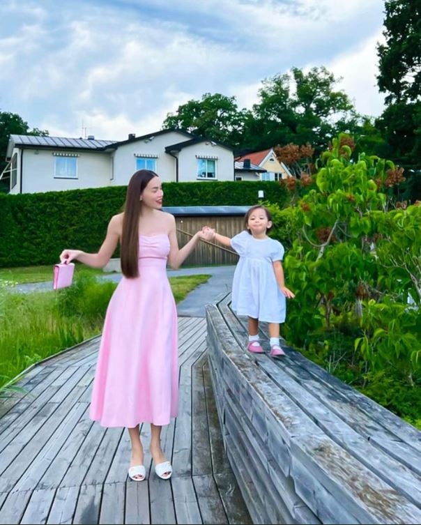 Dù khoe thần thái nhưng tâm điểm của sự chú ý của bức ảnh lại là nhóc tỳ nhà Hồ Ngọc Hà. Ảnh: Facebook Dù khoe thần thái nhưng tâm điểm của sự chú ý của bức ảnh lại là nhóc tỳ nhà Hồ Ngọc Hà. Ảnh: Facebook